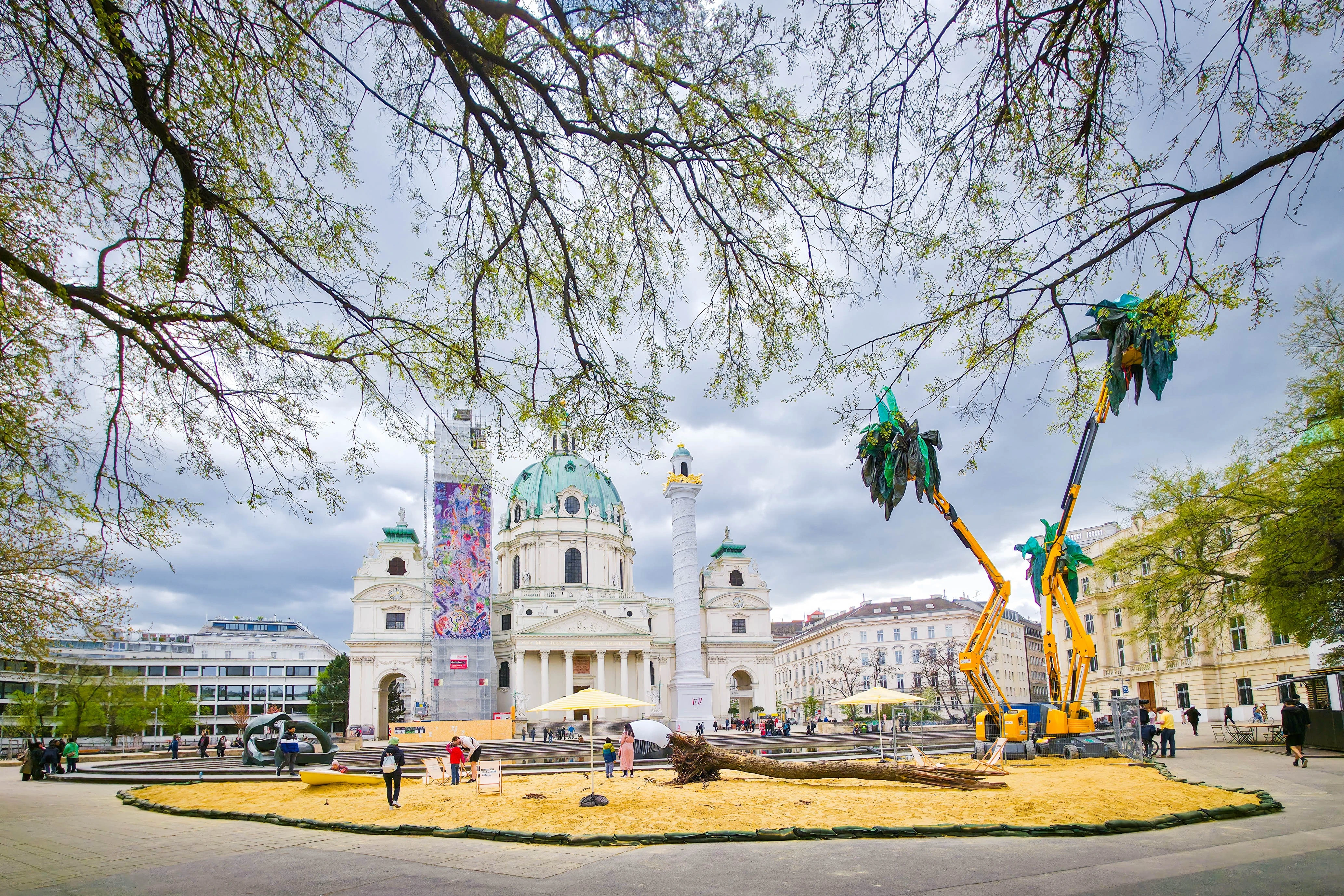 Karlskirche Wien mit künstlichen Palmen